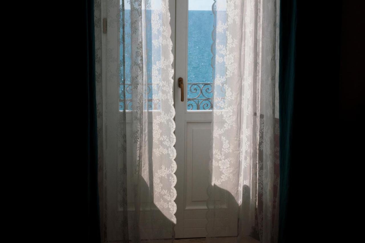 B&B Le Finestre Sul Mare Taranto Exteriör bild
